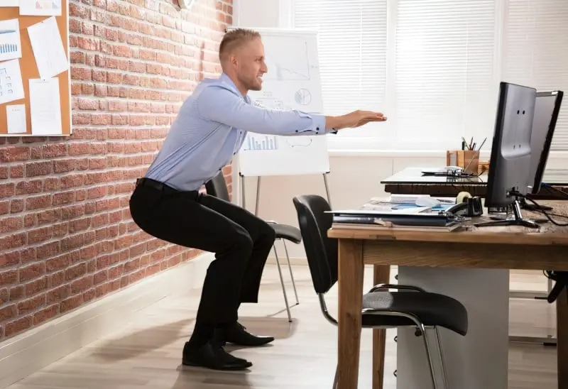 Hombre caminando por el pasillo de la oficina durante una pausa activa